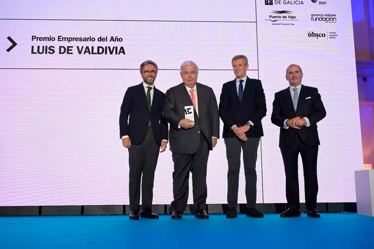 El presidente de Ecoener, Luis de Valdivia, es reconocido con el galardón Empresario del Año, entregado por el consejero delegado de Prensa Ibérica, Aitor Moll; el presidente de la Xunta, Alfonso Rueda; y el director general de Sabadell Gallego y director general adjunto de Banco Sabadell, Pablo Junceda. / Carlos Pardellas / Casteleiro / Gus de la Paz