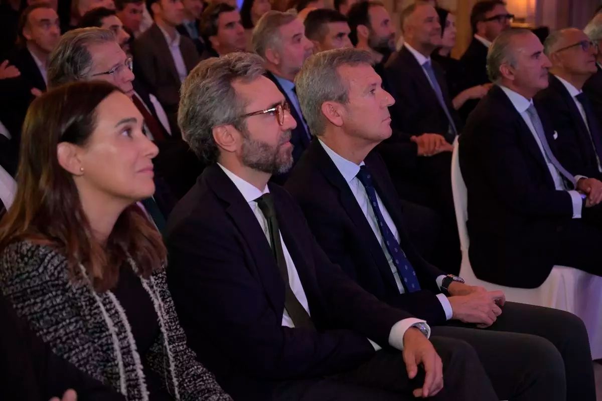 Raquel Cortizo, Aitor Moll, Alfonso Rueda, Pablo Junceda y Juan Carlos da Silva siguen una de las intervenciones. / Carlos Pardellas / Casteleiro / Gus de la Paz