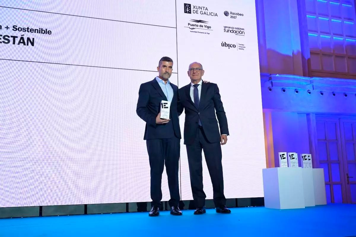 El consejero delegado del Grupo Gestán, Luis Pardo, recibe el premio Empresa + Sostenible de manos del director general de Prensa Ibérica en Galicia, Juan Carlos da Silva. / Carlos Pardellas / Casteleiro / Gus de la Paz