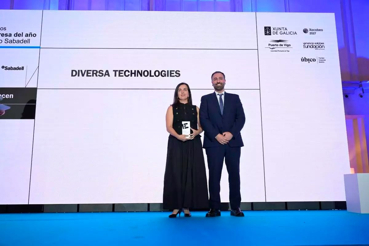 El premio Mejor Startup recae en Diversa Technologies, cuya CEO y cofundadora, María de la Fuente, recibe el premio del director de Empresas Galicia Norte-Startup Galicia, Diego Guerra. / Carlos Pardellas / Casteleiro / Gus de la Paz