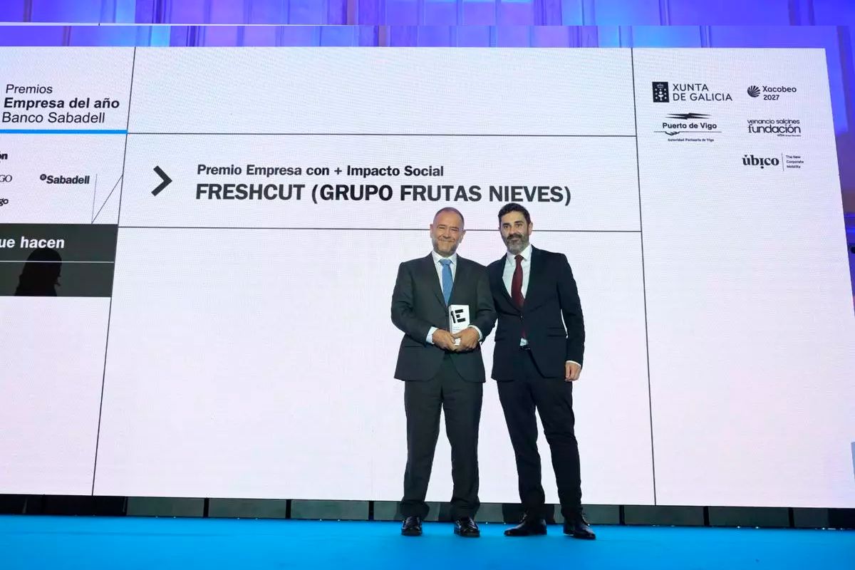 El director de LA OPINIÓN A CORUÑA, Daniel Domínguez, entrega el premio Empresa + Impacto Social, concedido a Freshcut de Frutas Nieves, al presidente de este grupo, Armando Gayar. / Carlos Pardellas / Casteleiro / Gus de la Paz