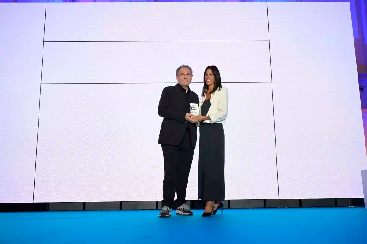 El diseñador Roberto Verino recibe el premio Trayectoria de manos de la directora de Clientes de Abramar by Úbico Sea Division, Patricia Otero. / Carlos Pardellas / Casteleiro / Gus de la Paz