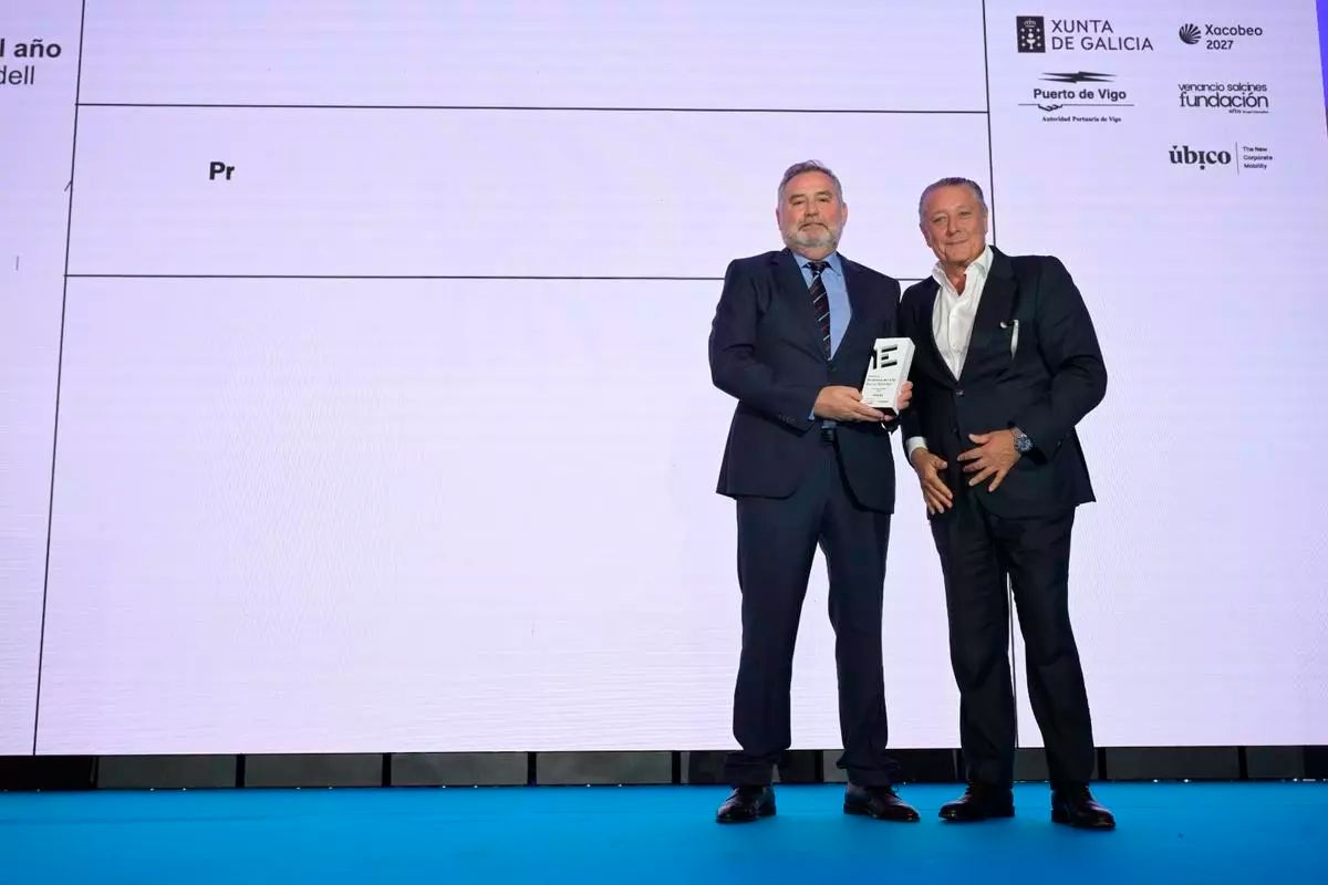 El consejero delegado de Jealsa, Javier Alonso Escurís, recibe el premio Empresa Familiar, entregado por Venancio Salcines, presidente de la Fundación Venancio Salcines. / Carlos Pardellas / Casteleiro / Gus de la Paz