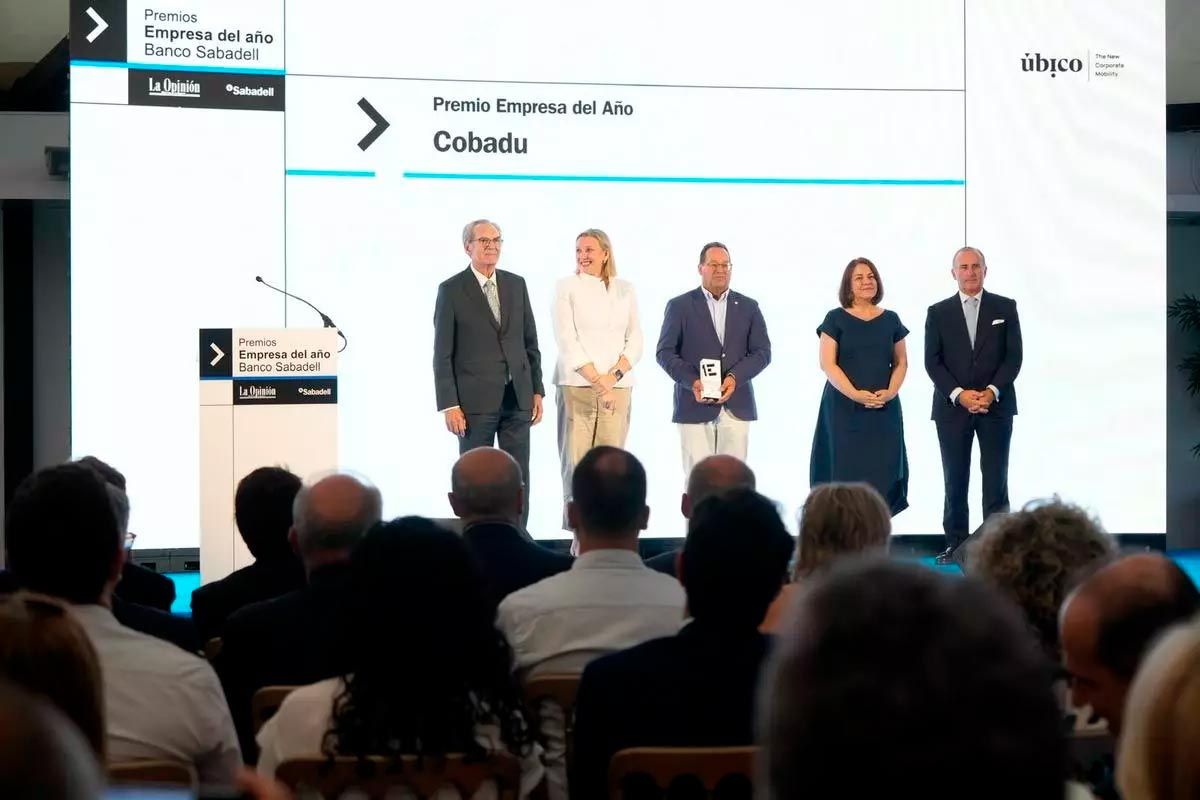 Isabel Blanco, vicepresidenta segunda de la Junta de Castilla y León; Ángeles Rivero, directora general de Prensa Ibérica en Castilla y León y Asturias; y Pablo Junceda, director general adjunto del Banco Sabadell, entregan el premio Empresa del Año a Cobadu: recogen el galardón Leoncio Viejo, presidente de Cobadu, y Rafael Sánchez Olea, director general de la empresa. / José Luis Fernández