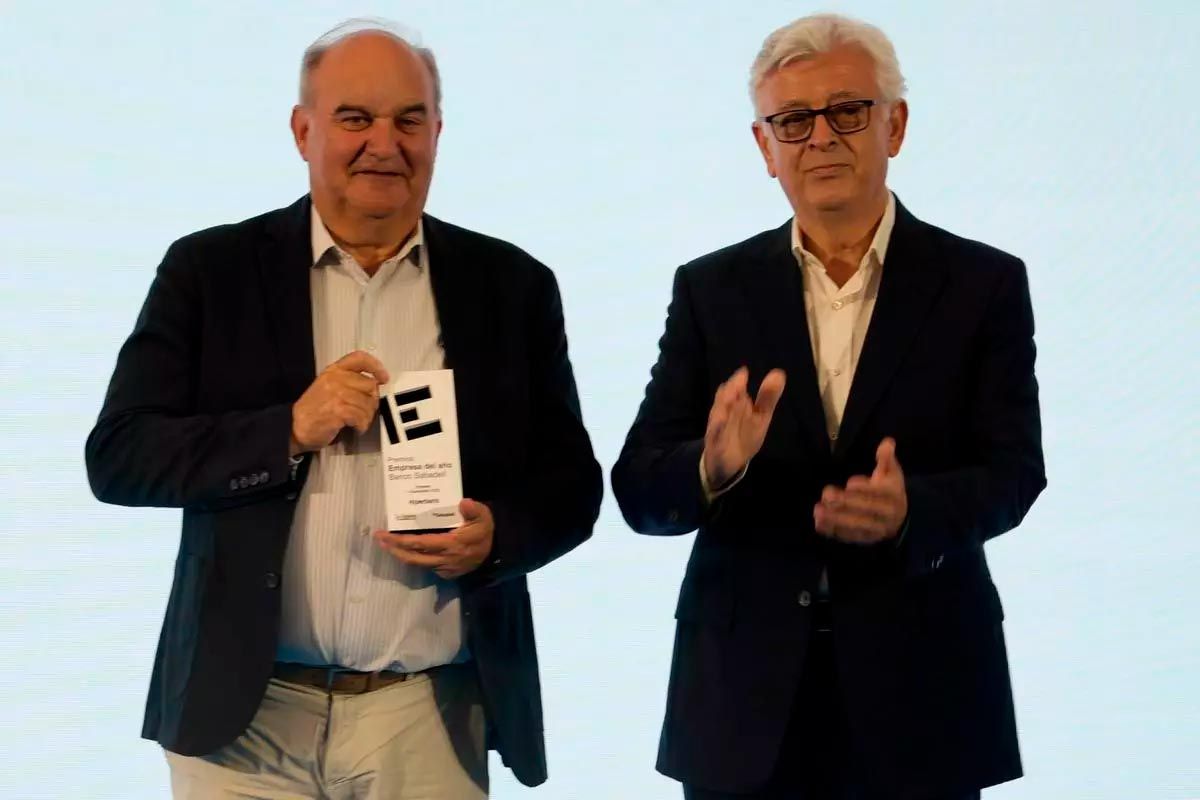 El presidente de la CEOE-Cepyme de Zamora, José María Esbec, entrega el premio Empresa + Sostenible a Andrés Hernando / José Luis Fernández