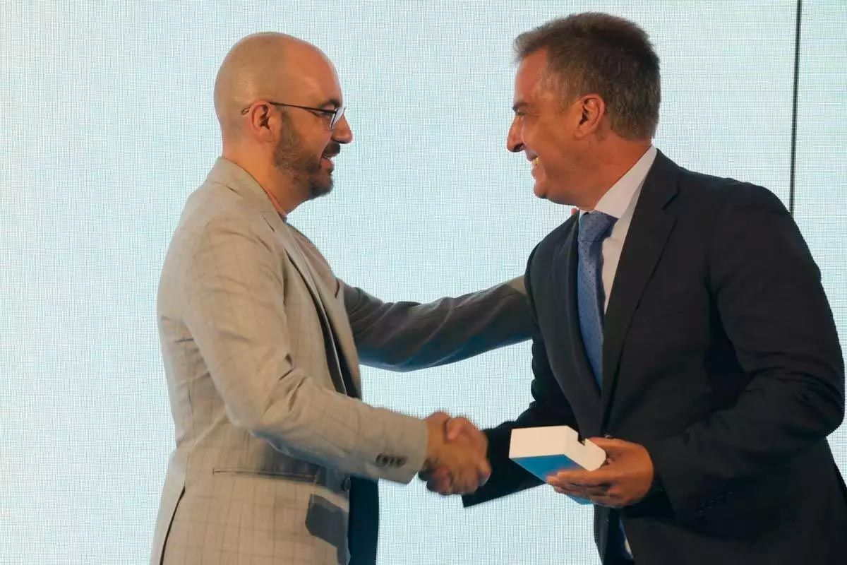 Rafael Pérez García, director del equipo Empresas de Castilla y León de Banco Sabadell, entrega el premio Mejor Startup a Ricardo Hernández, cofundador de DareMapp / José Luis Fernández