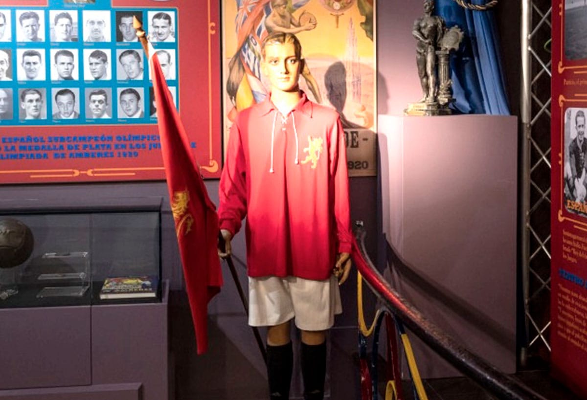 El dia que els espanyols van començar a donar puntades de peu a una pilota: així explica el Museo del Fútbol la història d'Espanya