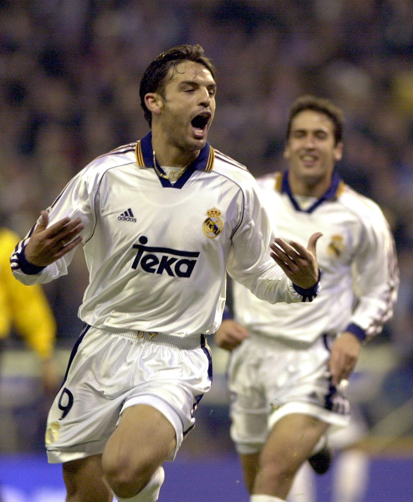 Fernando Morientes celebra un gol con el Real Madrid en presencia de Raúl González.